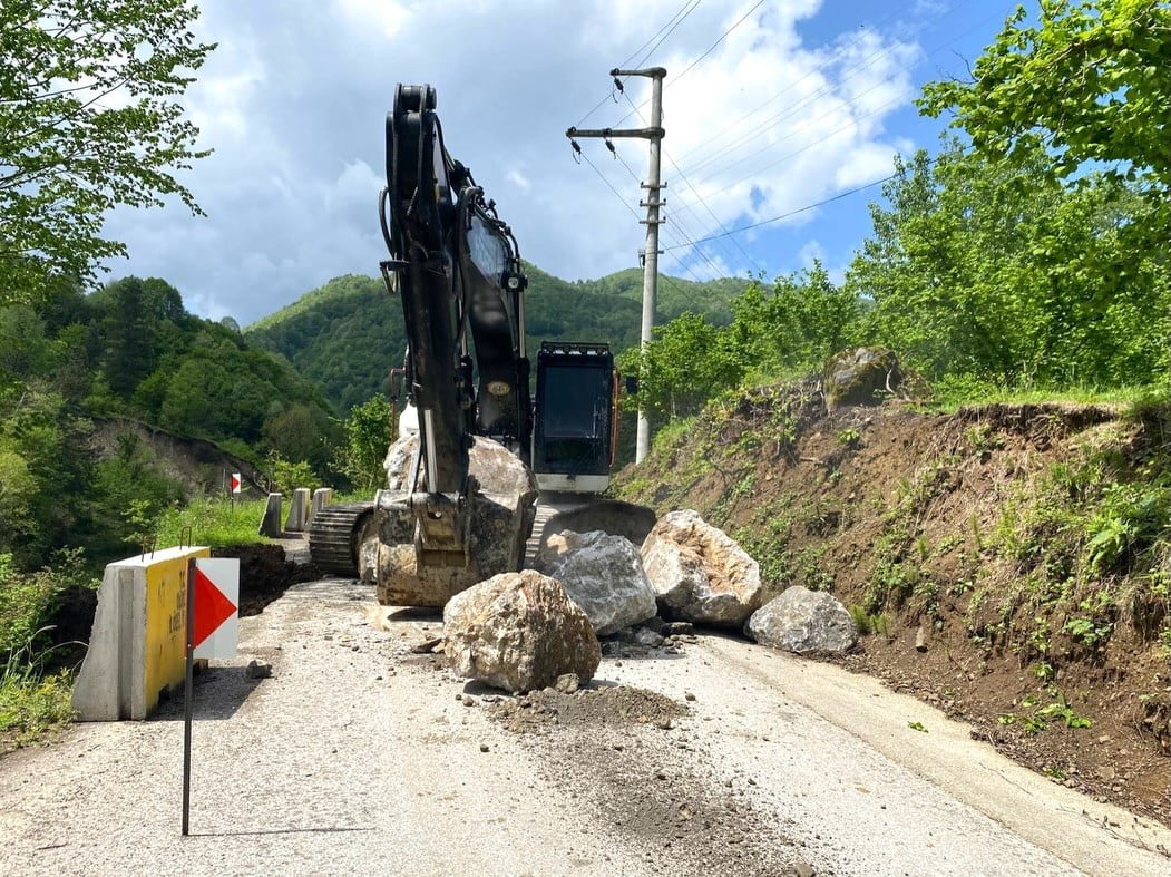 DÜZCE'DE ETKİLİ OLAN AŞIRI YAĞIŞLARIN ARDINDAN MERKEZ İLÇEYE BAĞLI UĞUR KÖYÜ'NDE HEYELAN MEYDANA...