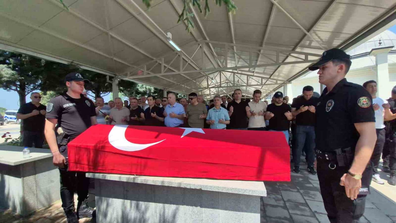 DÜZCE'DE EVİNDE ÖLÜ BULUNAN POLİS MEMURU SAMET ÖZDEMİR, HELALLİK ALINMASININ ARDINDAN MEMLEKETİ...