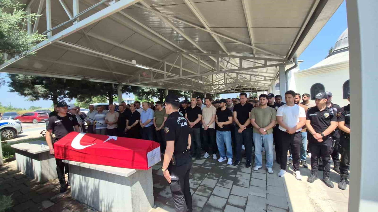 DÜZCE'DE EVİNDE ÖLÜ BULUNAN POLİS MEMURU SAMET ÖZDEMİR, HELALLİK ALINMASININ ARDINDAN MEMLEKETİ...