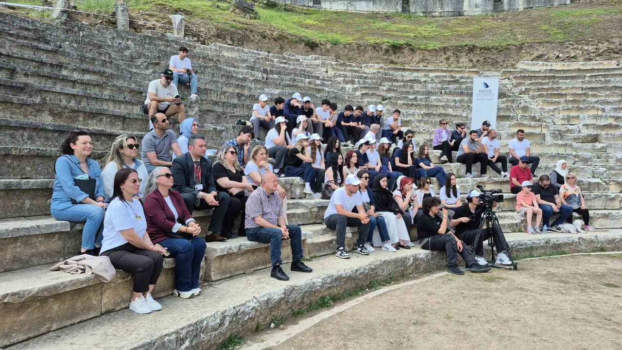 DÜZCE'DE MİLATTAN ÖNCE 3. YÜZYILA UZANAN PRUSİAS AD HYPİUM ANTİK KENTİ'NDE DÜZENLENEN "BİLİM KAFE"...