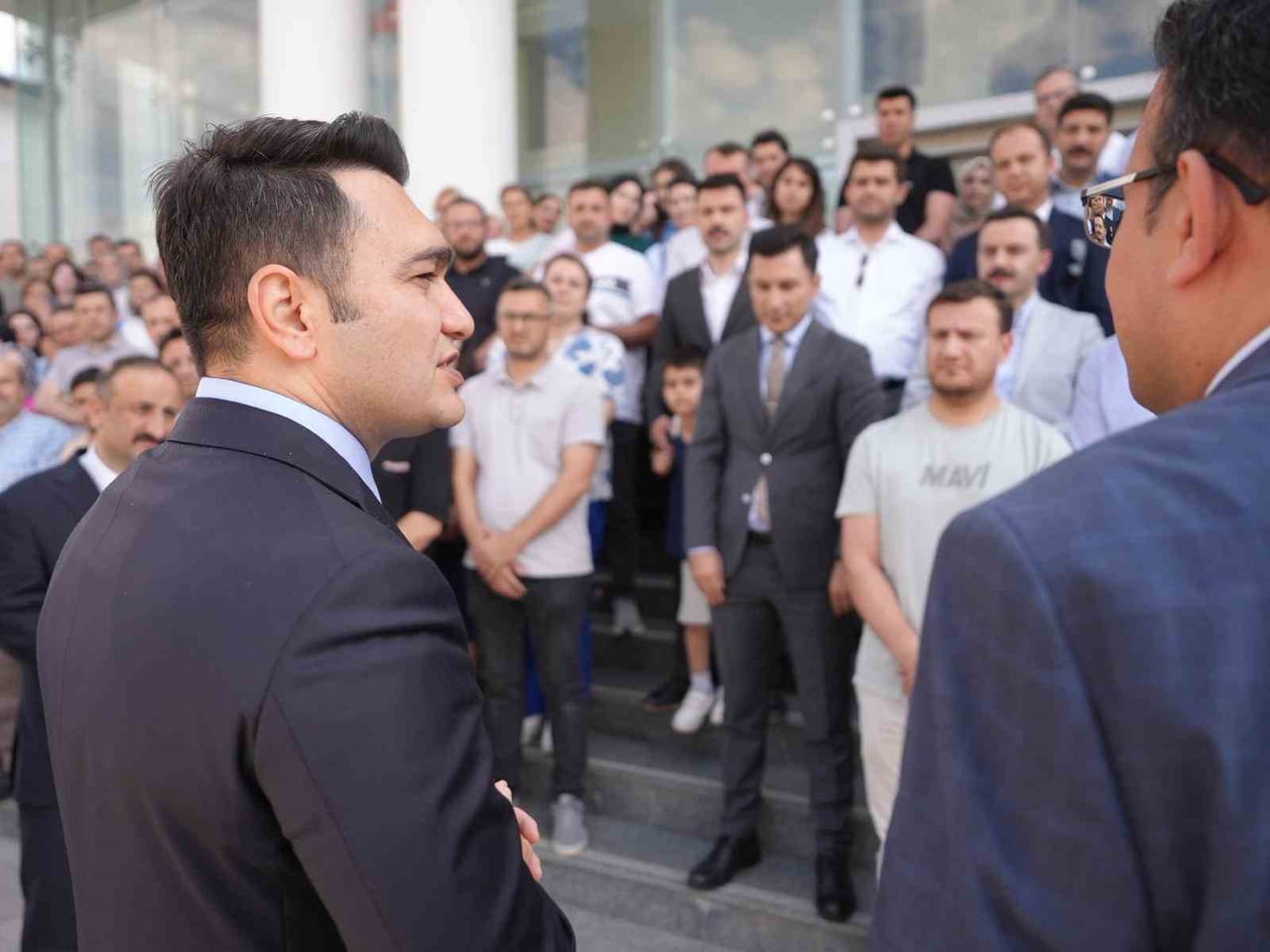 DÜZCE'DEN MERSİN'E ATANAN CUMHURİYET BAŞSAVCISI YASİN EMRE ADLİYE ÖNÜNDE UĞURLANDI.