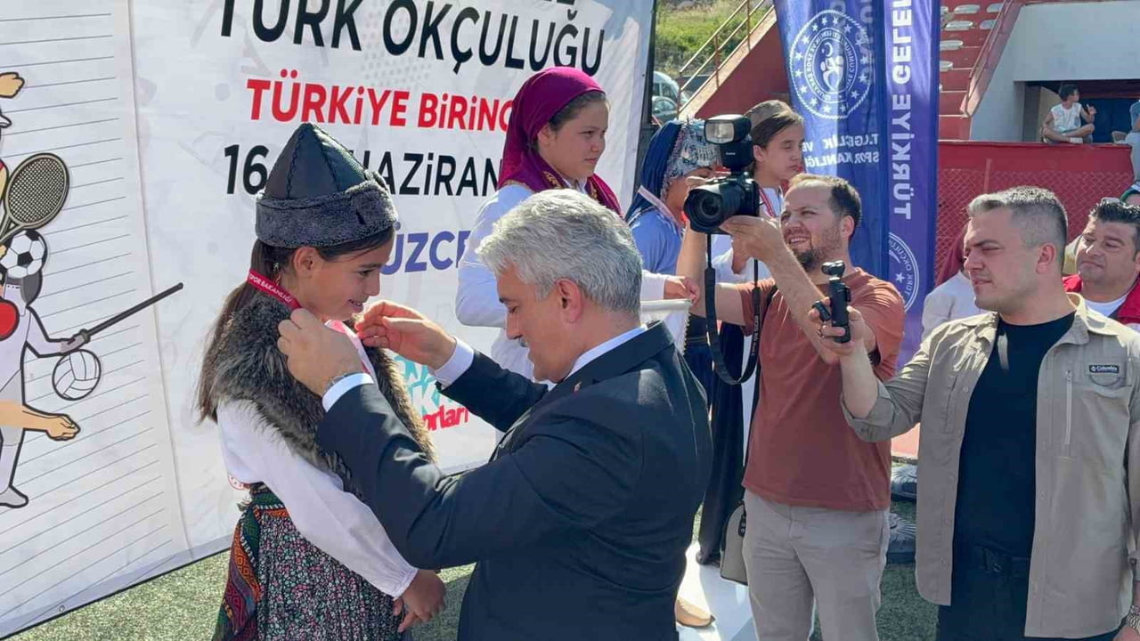 DÜZCE'NİN AKÇAKOCA İLÇESİNDE DÜZENLENEN "OKUL SPORLARI GELENEKSEL TÜRK OKÇULUĞU TÜRKİYE...