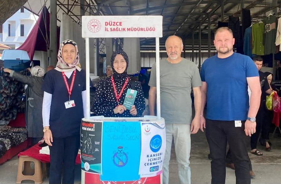 DÜZCE'NİN ÇİLİMLİ İLÇESİNDE TOPLUM SAĞLIĞI MERKEZİ EKİPLERİ TARAFINDAN PAZAR YERİNDE VATANDAŞLAR...