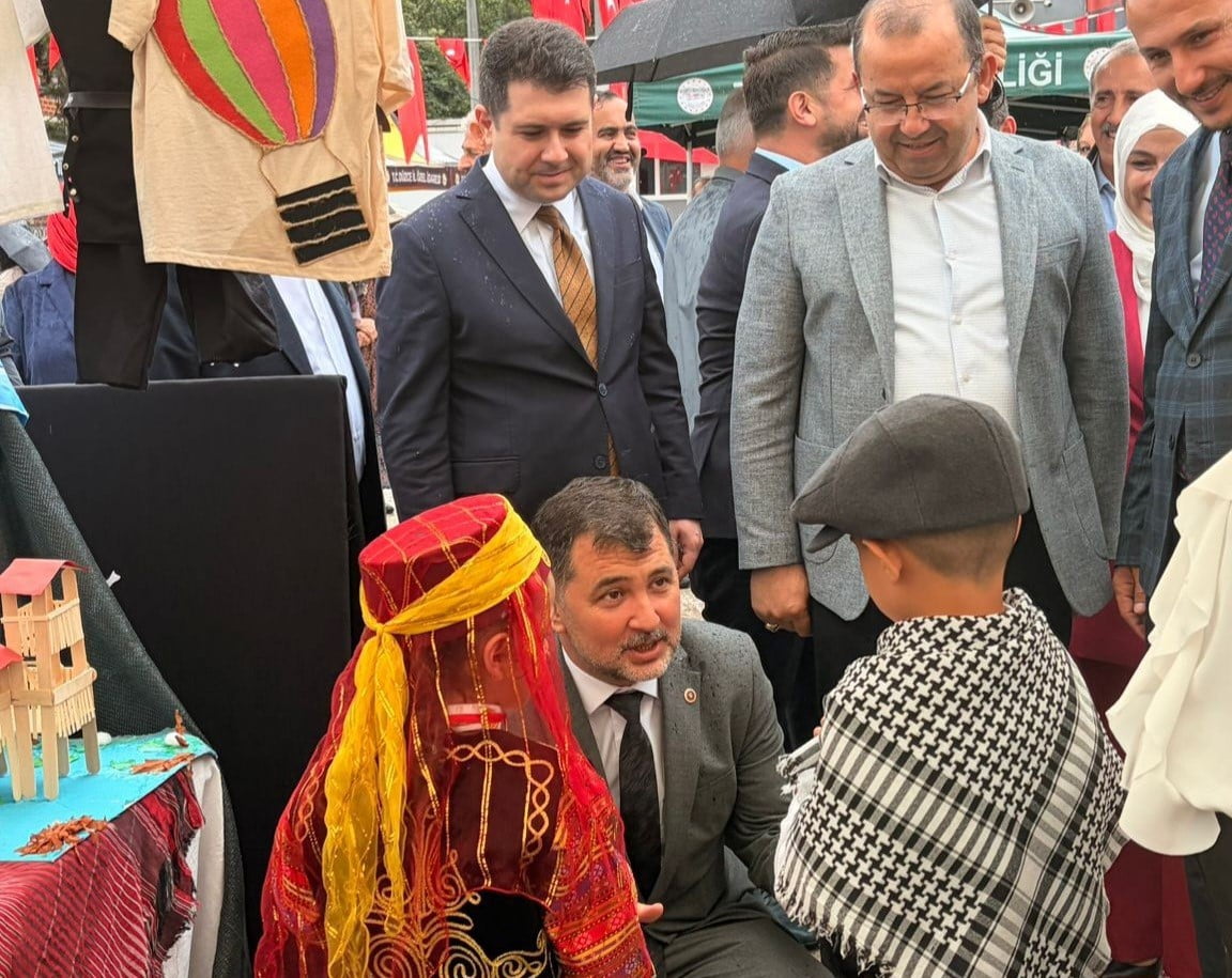 DÜZCE'NİN GÖLYAKA İLÇESİ EĞİTİM VE KÜLTÜR ŞENLİĞİ, HACIYAKUP KÖYÜNDE DÜZENLENEN RENKLİ...