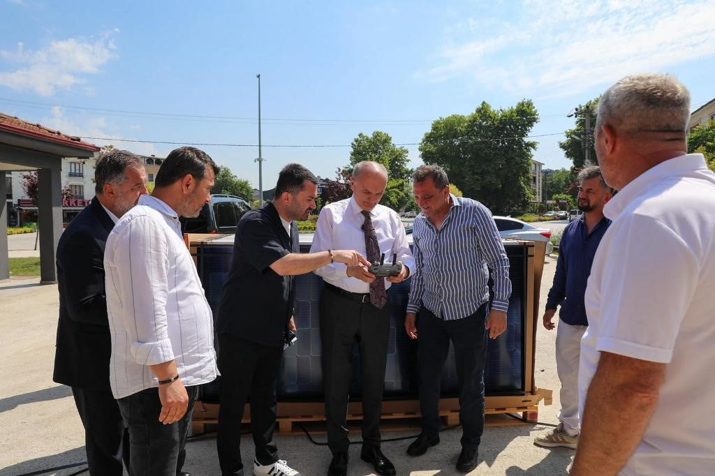 DÜZCE BELEDİYE BAŞKANI DR. FARUK ÖZLÜ DE MONTAJ İŞLEMİNİN İLK GÜNÜNDE EKİPLERİ YALNIZ...