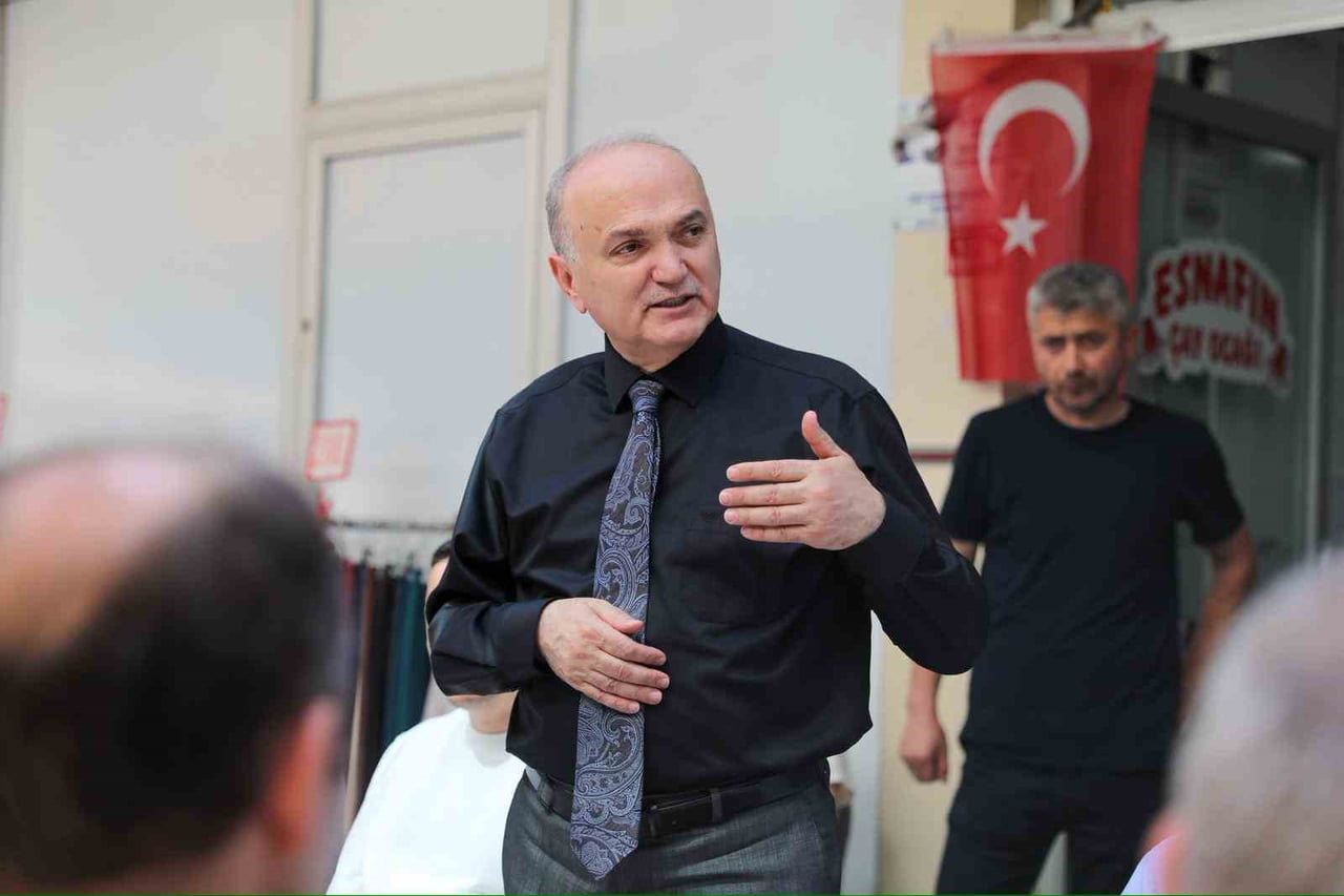 DÜZCE BELEDİYE BAŞKANI DR. FARUK ÖZLÜ, KIZILAY MEYDANI ÇARŞISI’NDA FAALİYET GÖSTEREN ESNAFLARLA...