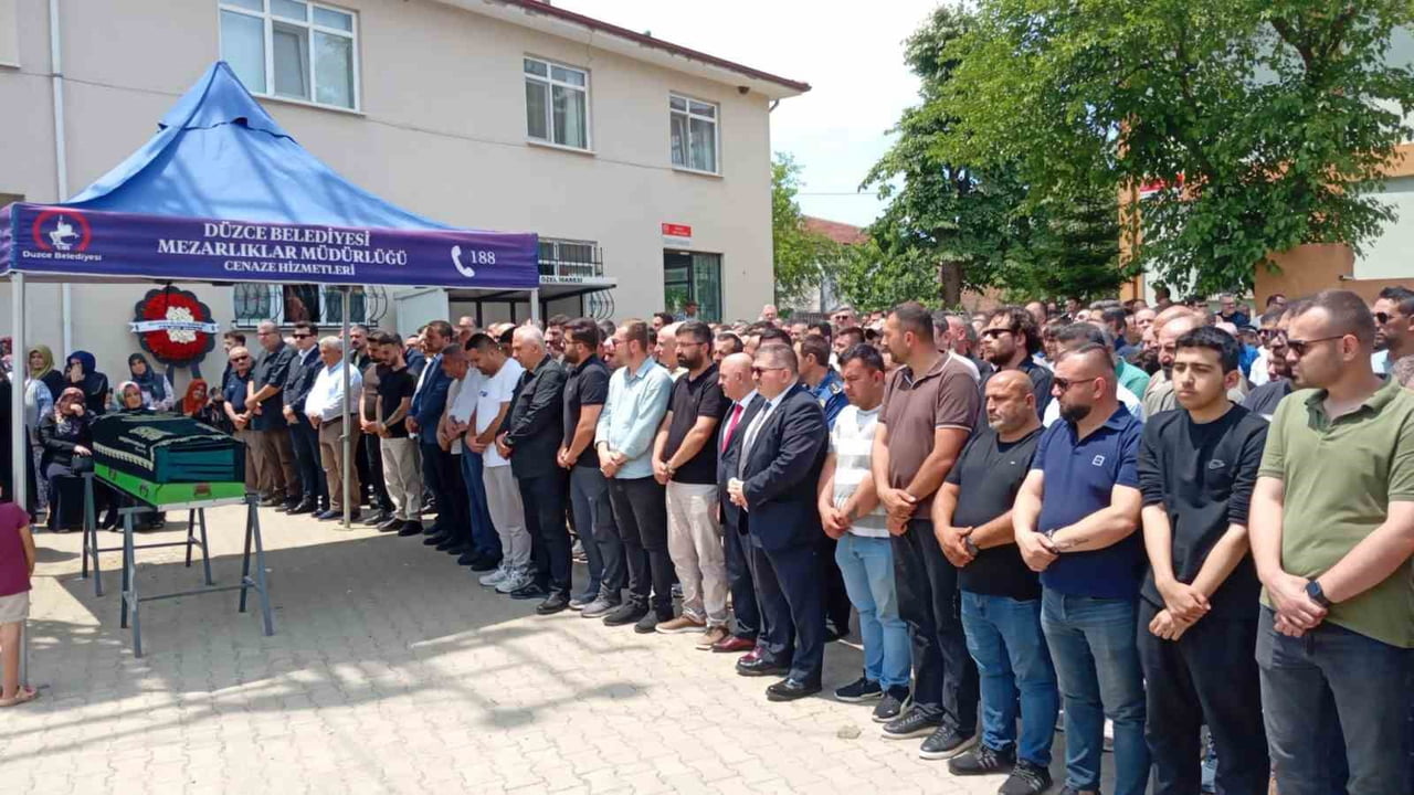 DÜZCE BELEDİYE BAŞKANI DR. FARUK ÖZLÜ’NÜN MAKAM ŞOFÖRÜ ERSİN ÇAKIR, GEÇİRDİĞİ KALP KRİZİ SONUCU...