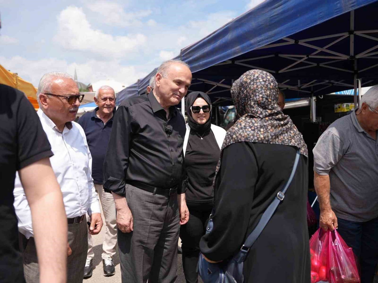 DÜZCE BELEDİYE BAŞKANI DR. FARUK ÖZLÜ, TOPLUMUN TÜM KESİMLERİYLE DOĞRUDAN İLETİŞİM KURMAYA VE...