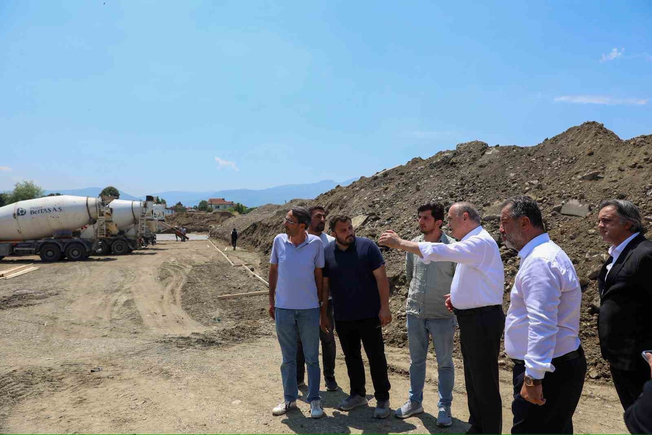 DÜZCE BELEDİYE BAŞKANI DR. FARUK ÖZLÜ, YAPIMI SÜREN CEDİDİYE KENT MEYDANI 2. ETAP PROJELERİNDE...