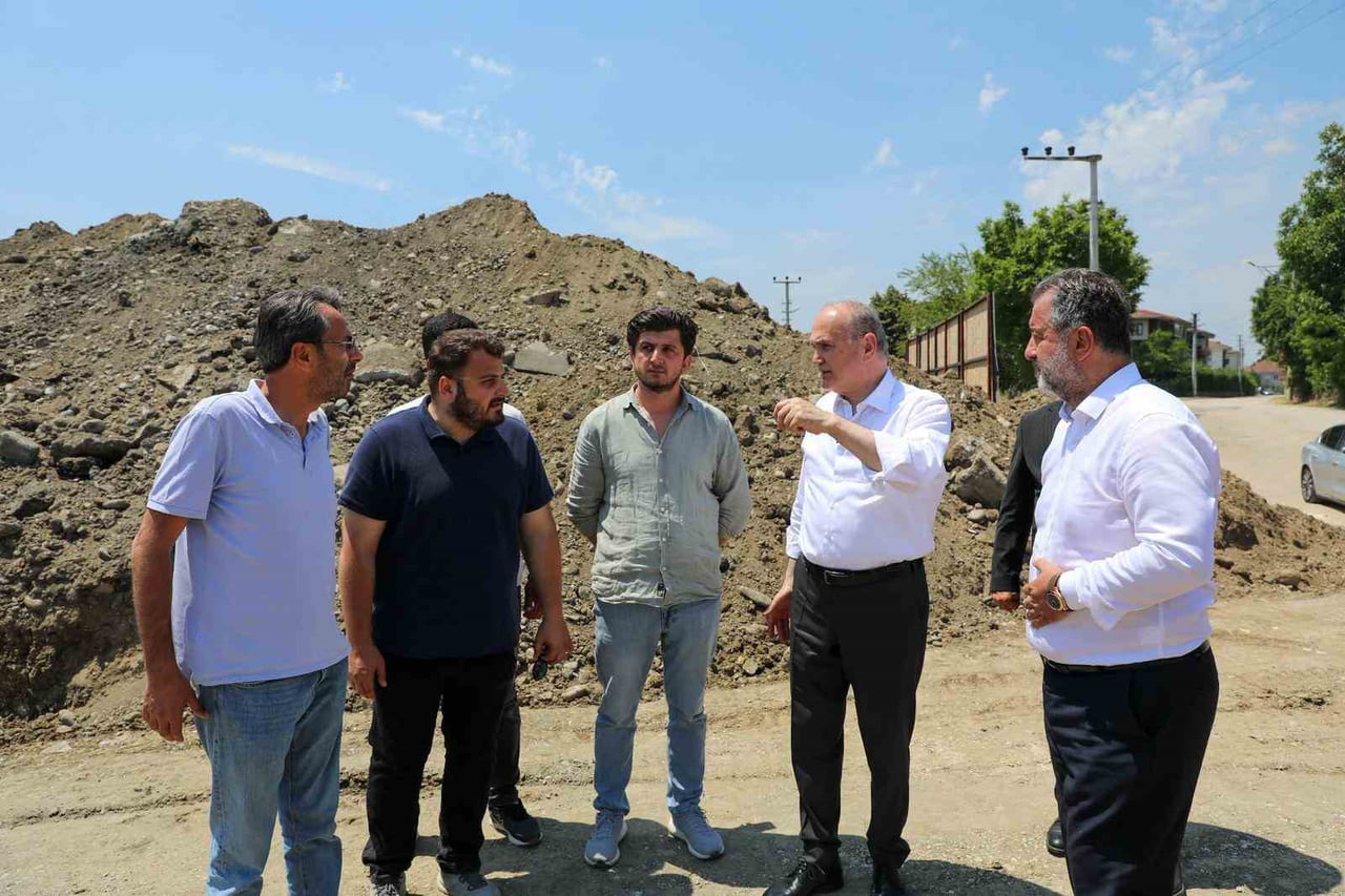 DÜZCE BELEDİYE BAŞKANI DR. FARUK ÖZLÜ, YAPIMI SÜREN CEDİDİYE KENT MEYDANI 2. ETAP PROJELERİNDE...
