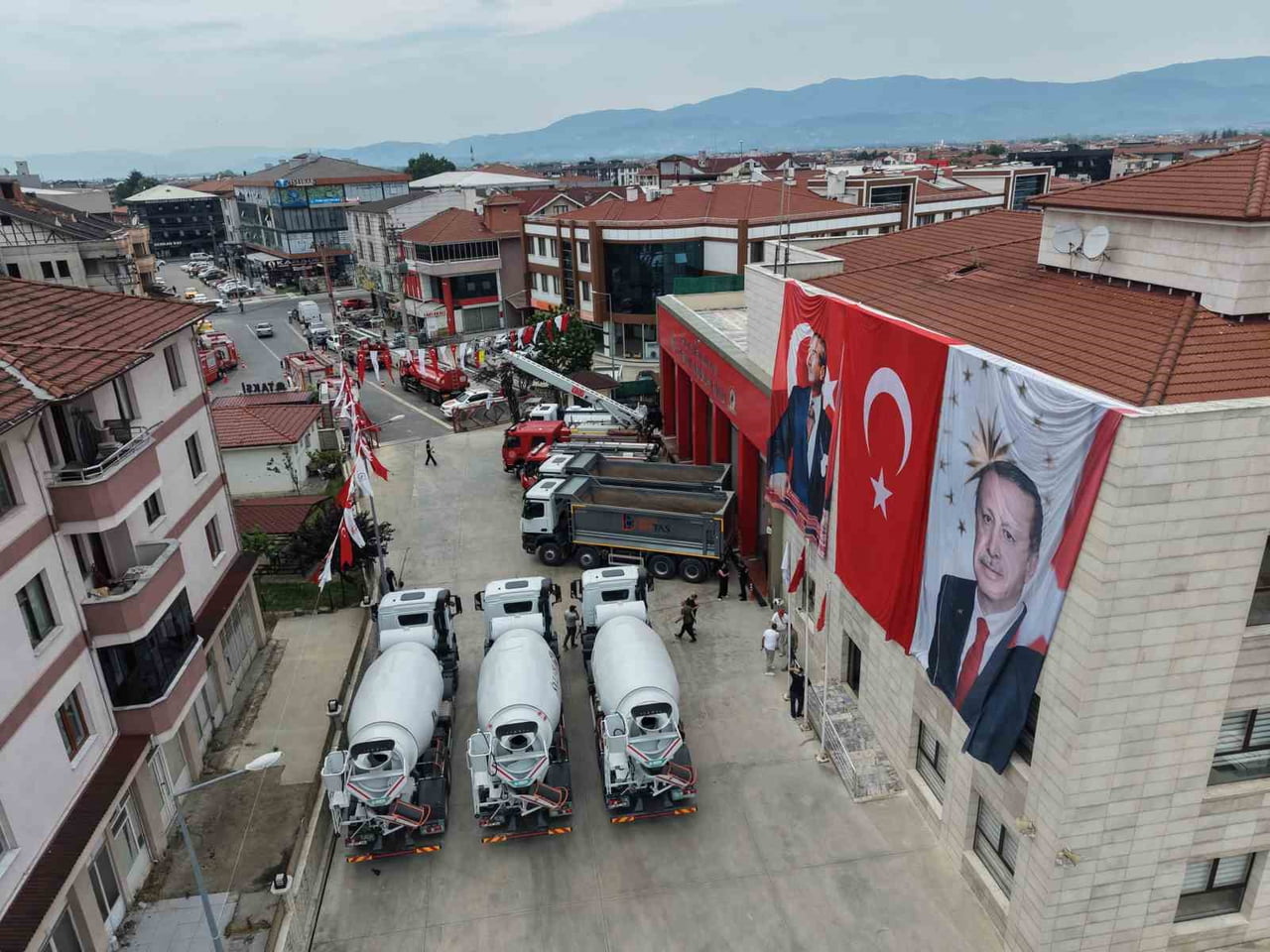 DÜZCE BELEDİYESİ'NE 12 ARAÇLIK TAKVİYE YAPILDI