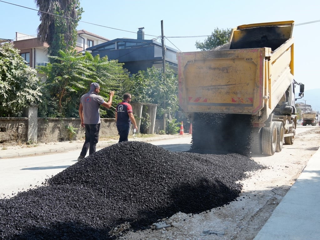 DÜZCE BELEDİYESİ FEN İŞLERİ MÜDÜRLÜĞÜ EKİPLERİ TARAFINDAN YAPILAN ÇALIŞMALARDA 4 BİN 379 METRE...