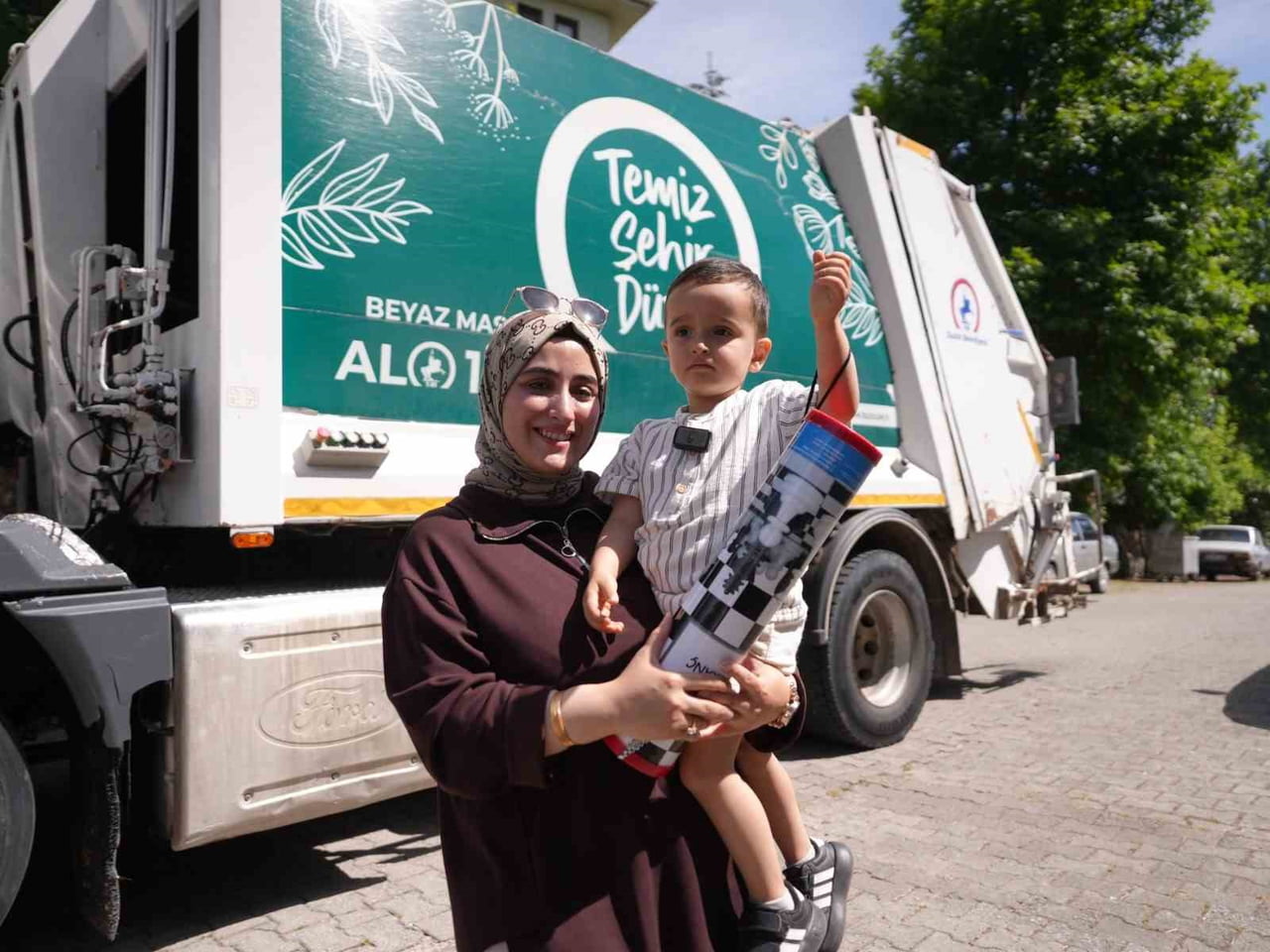 DÜZCE BELEDİYESİ TEMİZLİK İŞLERİ MÜDÜRLÜĞÜ EKİPLERİ, HER GÜN BÜYÜK BİR HEYECANLA ÇÖP KAMYONLARINI...