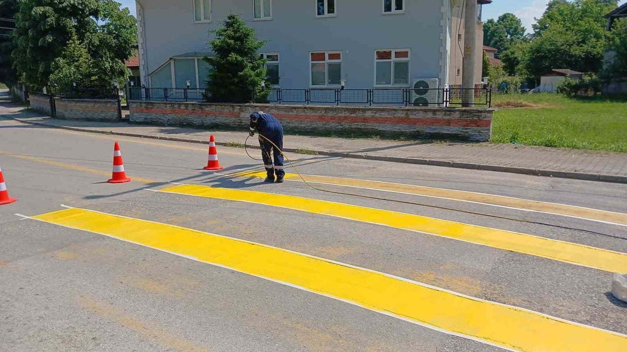 DÜZCE ÇALICUMA KÖYÜ’NDE TRAFİK GÜVENLİĞİNİ ARTIRMAK AMACIYLA YÜRÜTÜLEN KASİS BOYAMA ÇALIŞMALARI...