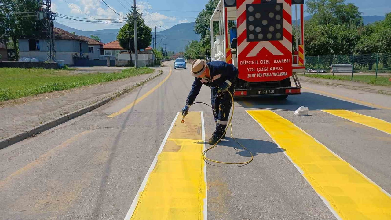 DÜZCE ÇALICUMA KÖYÜ’NDE TRAFİK GÜVENLİĞİNİ ARTIRMAK AMACIYLA YÜRÜTÜLEN KASİS BOYAMA ÇALIŞMALARI...