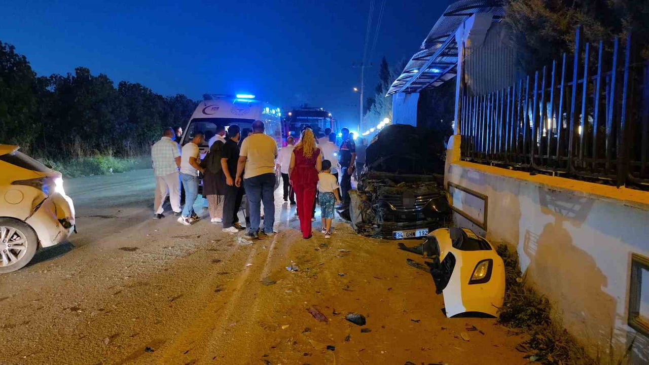 DÜZCE’DE AYDIPINAR CADDESİ ÜZERİNDE BULUNAN BİR DÜĞÜN SALONU ÖNÜNDE İKİ OTOMOBİLİN ÇARPIŞMASI...
