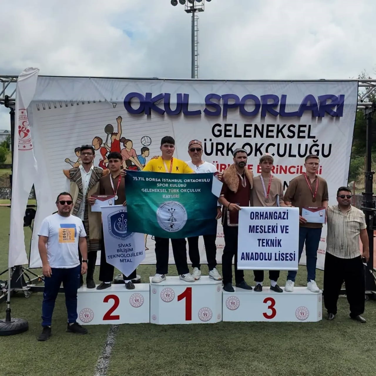 DÜZCE’DE DÜZENLENEN GELENEKSEL TÜRK OKÇULUĞU OKUL SPORLARI TÜRKİYE ŞAMPİYONASI’NDA MÜCADELE EDEN...