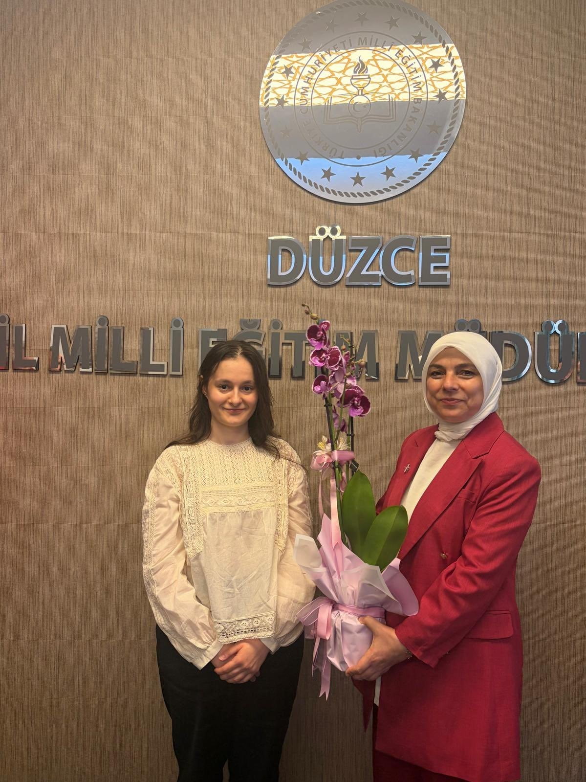 DÜZCE’DE GERÇEKLEŞTİRİLEN YAŞAYAN DİLLER VE LEHÇELER KOMİSYON TOPLANTISI’NDA, DİL VE KÜLTÜREL...
