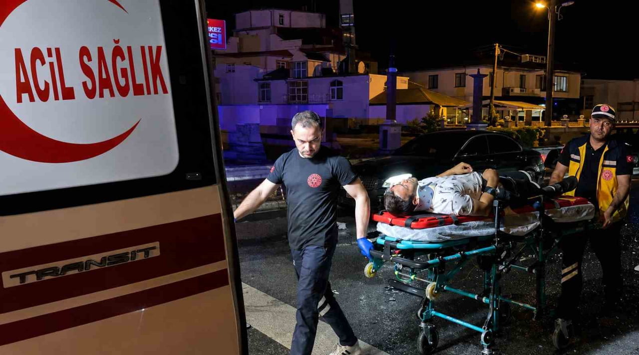 DÜZCE’DE MEYDANA GELEN KAZADA, KIRMIZI IŞIKTA BEKLEYEN OTOMOBİLE BAŞKA BİR OTOMOBİL ÇARPTI. KAZADA...