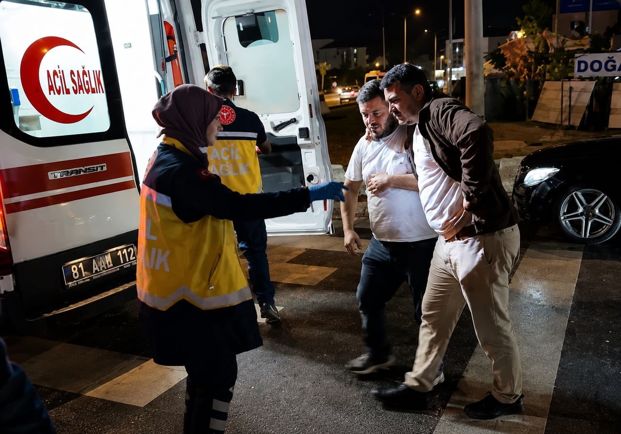DÜZCE’DE MEYDANA GELEN KAZADA, KIRMIZI IŞIKTA BEKLEYEN OTOMOBİLE BAŞKA BİR OTOMOBİL ÇARPTI. KAZADA...