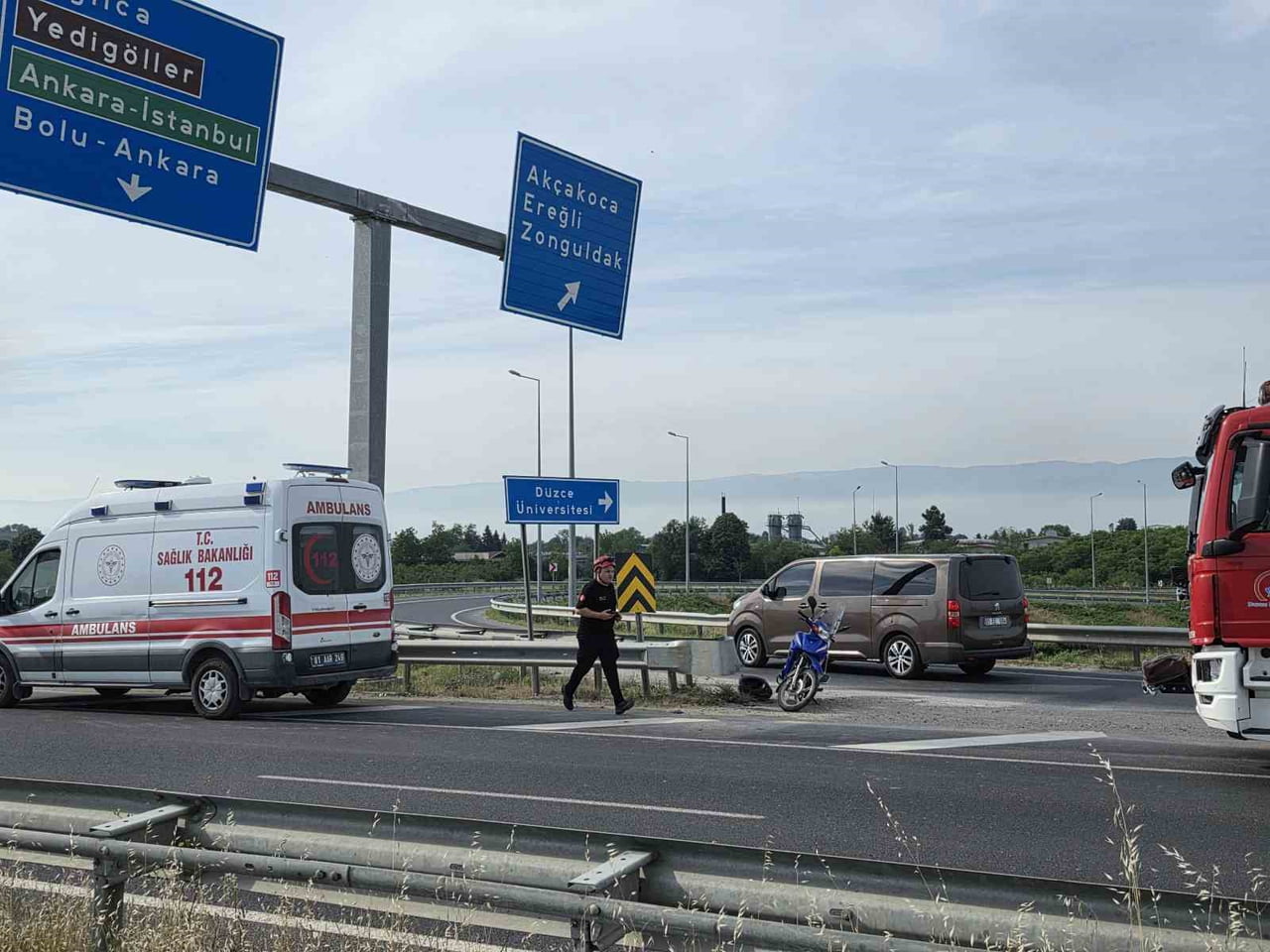 DÜZCE’DE MOTOSİKLETİ İLE SEYİR HALİNDE OLAN YAŞLI SÜRÜCÜ, VİRAJI ALAMAYARAK YOL AYRIMINDA ÇELİK...