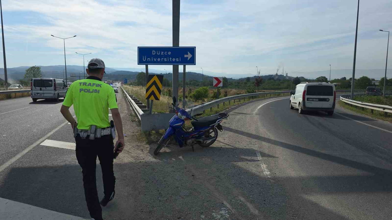 DÜZCE’DE MOTOSİKLETİ İLE SEYİR HALİNDE OLAN YAŞLI SÜRÜCÜ, VİRAJI ALAMAYARAK YOL AYRIMINDA ÇELİK...