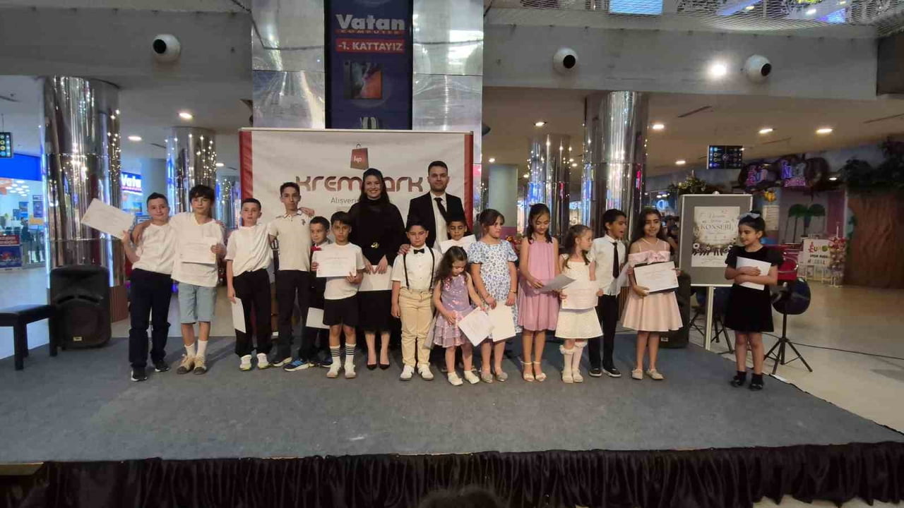 DÜZCE’DE MÜZİK ATÖLYESİNDE PİYANO VE GİTAR EĞİTİMİ ALAN MİNİKLERİN KONSERİ, BÜYÜK TAKDİR KAZANDI....