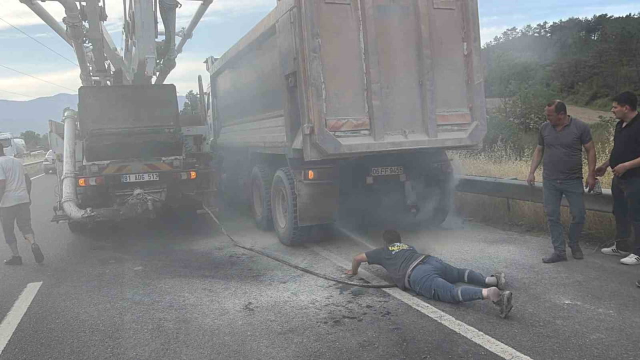 DÜZCE’DE SEYİR HALİNDE KAMYONUN LASTİĞİNDE ÇIKAN YANGINI BETON POMPASI VE BETON MİKSERİNİN...