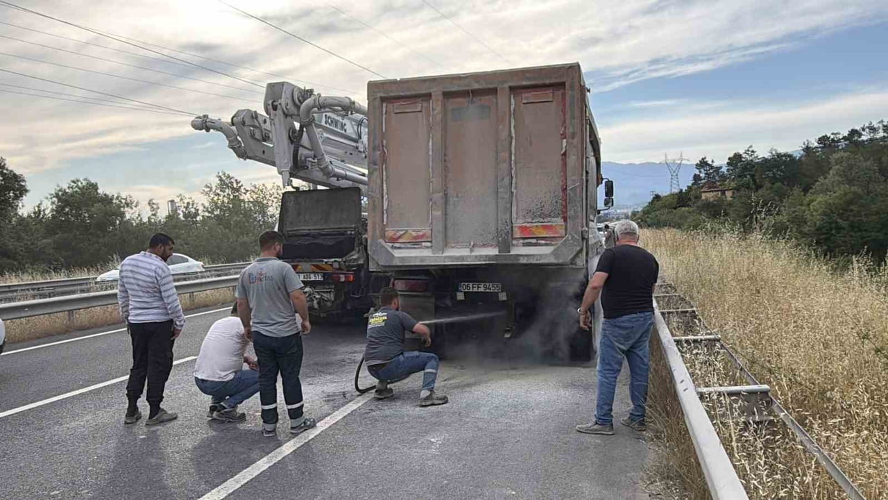 DÜZCE’DE SEYİR HALİNDE KAMYONUN LASTİĞİNDE ÇIKAN YANGINI BETON POMPASI VE BETON MİKSERİNİN...