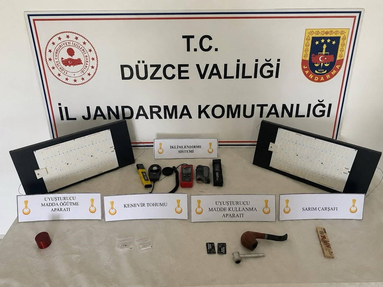 DÜZCE’DE YASA DIŞI EKİM YAPARAK UYUŞTURUCU ELDE EDEN 2 KİŞİ YAPILAN OPERASYONLA YAKALANDI. ŞÜPHELİ...