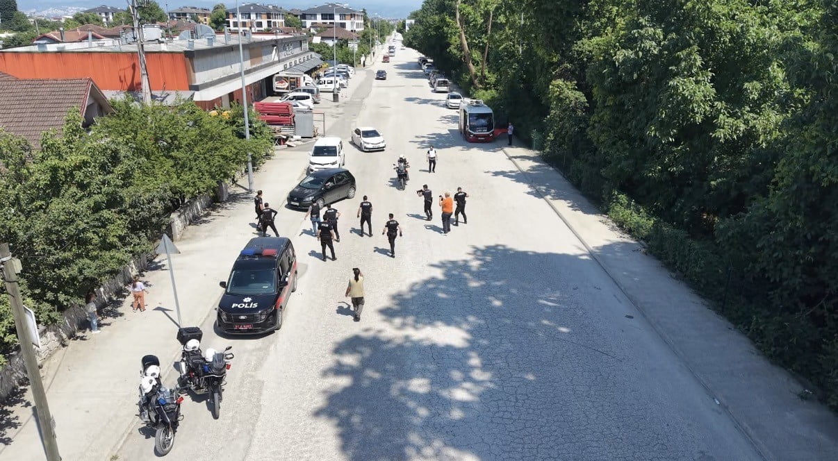 DÜZCE İL EMNİYET MÜDÜRLÜĞÜ TARAFINDAN GERÇEKLEŞTİRİLEN “PANTER81” TATBİKATINDA, BENZİN İSTASYONUNA...