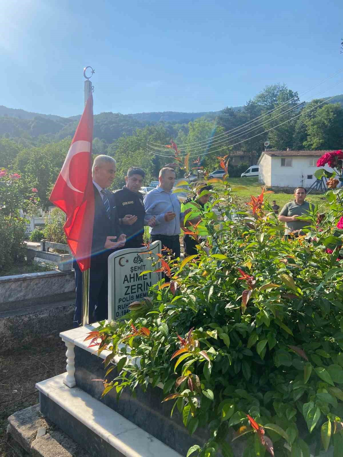 DÜZCE İL EMNİYET MÜDÜRÜ İBRAHİM ERGÜDER VE BERABERİNDEKİ HEYET, ŞEHİT POLİS MEMURU AHMET ZERİN’İN...
