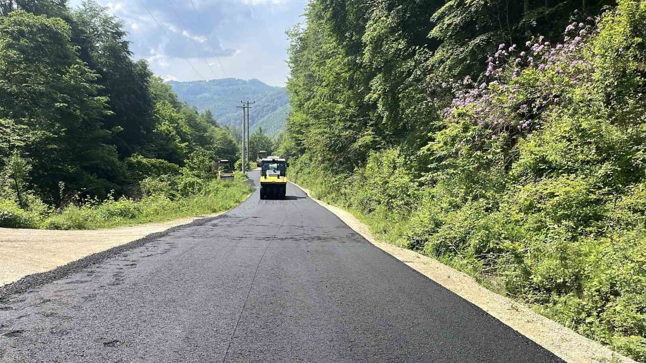 DÜZCE İL ÖZEL İDARESİ, KAYNAŞLI İLÇESİNE BAĞLI SAZKÖY KÖYÜ’NDE SICAK ASFALT SERİM ÇALIŞMALARINA...