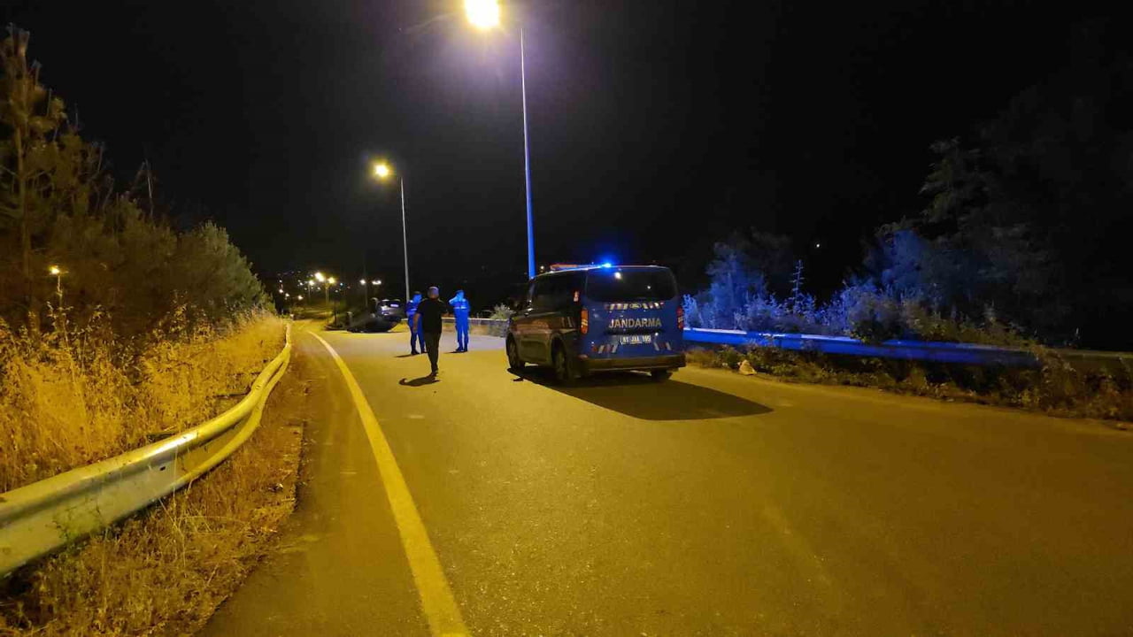 DÜZCE KUZEY ÇEVRE YOLU MUNCURLU KÖYÜ KÖPRÜSÜ ÜZERİNDE MEYDANA GELEN KAZADA, BİR ARAÇ ÖNCE KAMYONA...