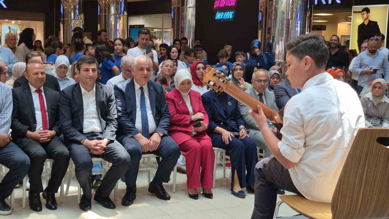 DÜZCE MERKEZDE BULUNAN KASIM AKTAŞ ORTAOKULU YILSONU SERGİSİ AÇILDI. SERGİDE ORTAOKUL...