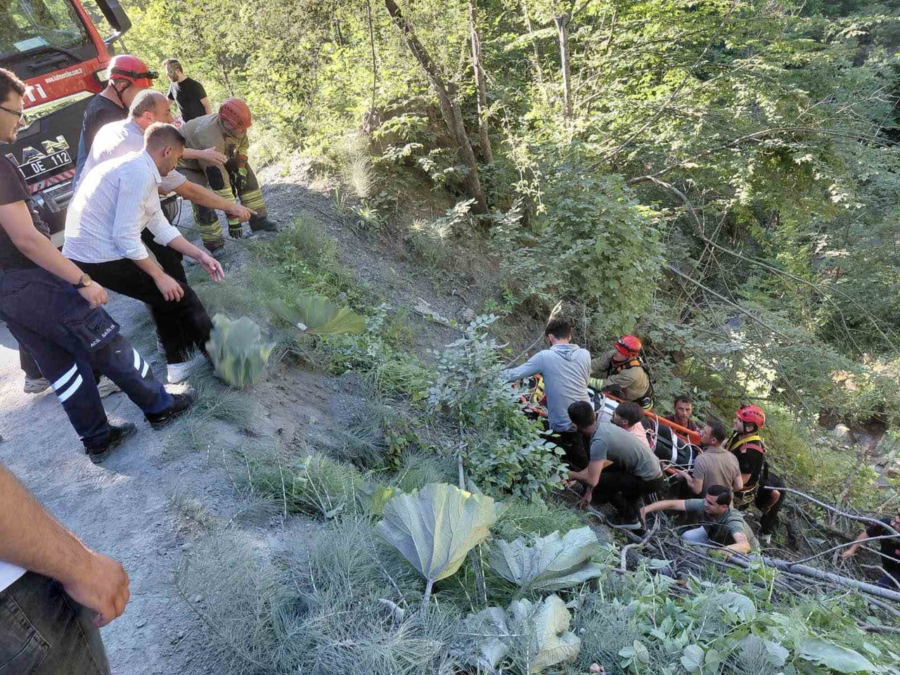 DÜZCE MERKEZE BAĞLI UĞUR KÖYÜ ODA YERİ YAYLASI YOLUNDA MEYDANA GELEN TRAFİK KAZASINDA OTOMOBİL...