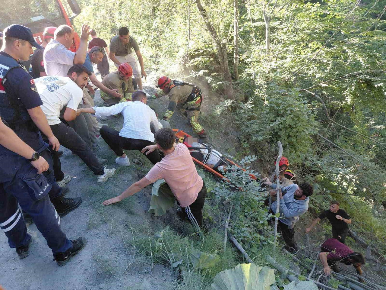 DÜZCE MERKEZE BAĞLI UĞUR KÖYÜ ODA YERİ YAYLASI YOLUNDA MEYDANA GELEN TRAFİK KAZASINDA OTOMOBİL...