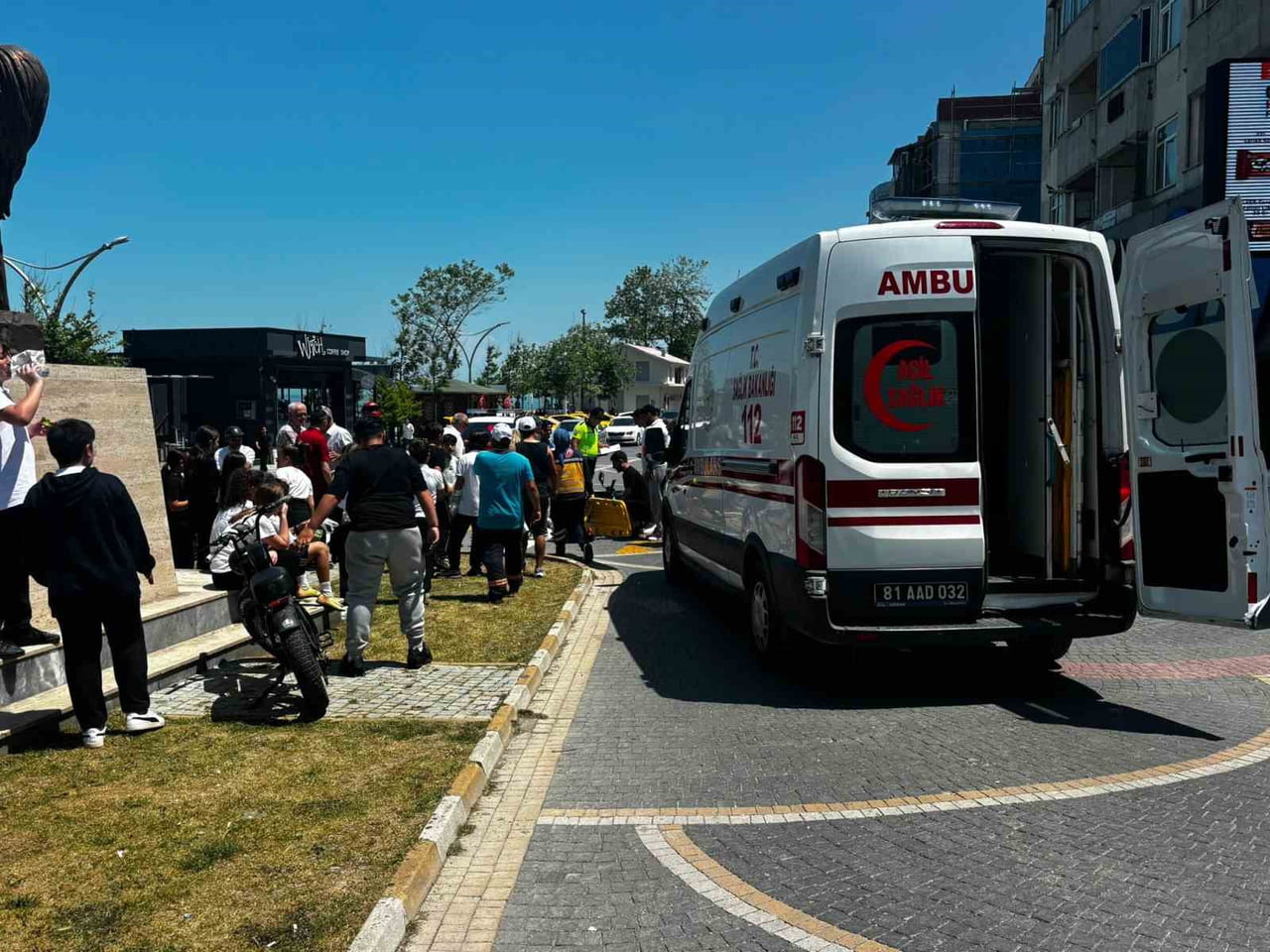 DÜZCE’NİN AKÇAKOCA’DA İLÇESİ ÇUHALI ÇARŞISINDA KAVŞAKTA MEYDANA GELEN TRAFİK KAZASINDA OTOMOBİL...