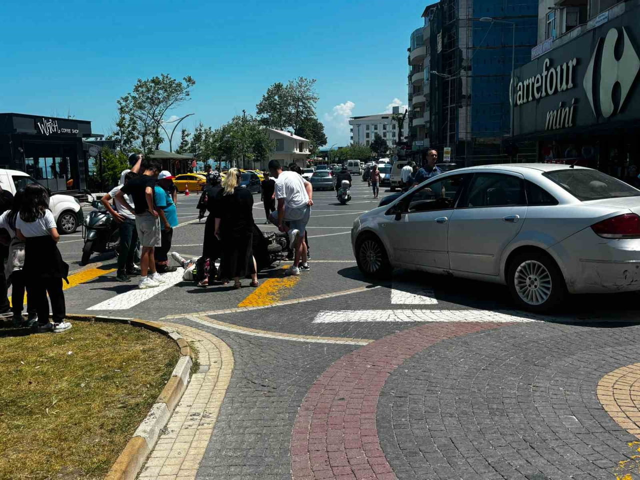 DÜZCE’NİN AKÇAKOCA’DA İLÇESİ ÇUHALI ÇARŞISINDA KAVŞAKTA MEYDANA GELEN TRAFİK KAZASINDA OTOMOBİL...
