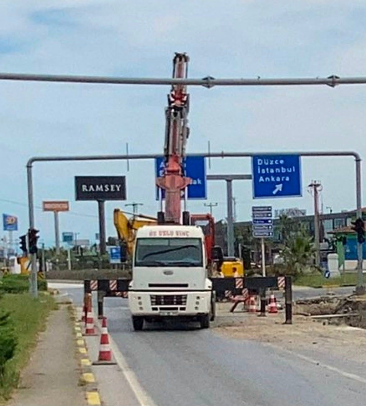 DÜZCE’NİN AKÇAKOCA İLÇESİ SAPAK MEVKİİNDE TRAFİK AKIŞI YOL ÇALIŞMASI NEDENİYLE...