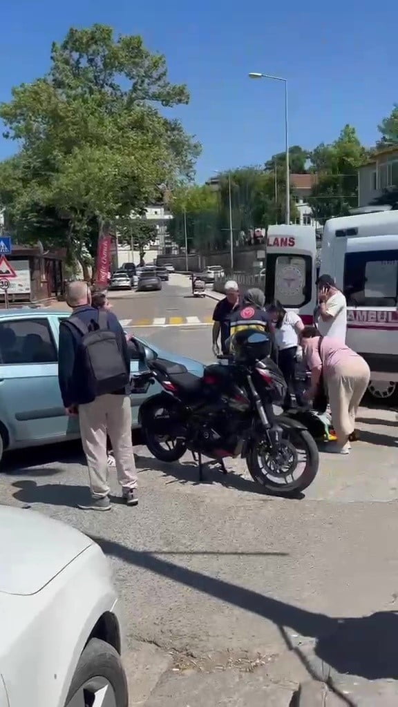 DÜZCE’NİN AKÇAKOCA İLÇESİNDE OTOMOBİL İLE MOTOSİKLETİN KARIŞTIĞI KAZADA MOTOSİKLET SÜRÜCÜSÜ...