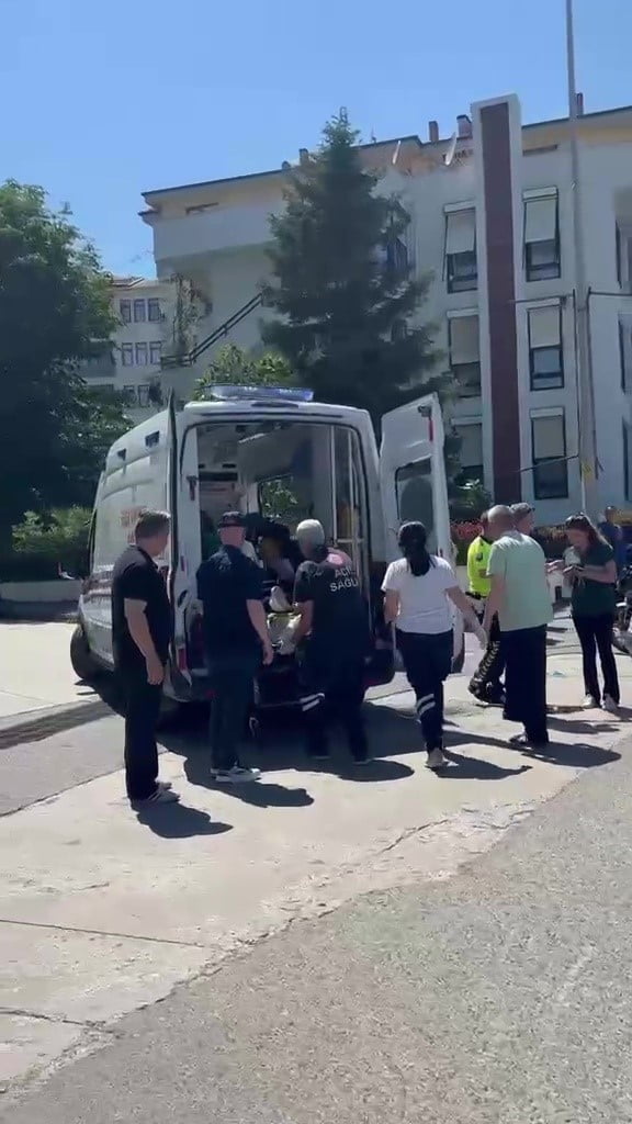 DÜZCE’NİN AKÇAKOCA İLÇESİNDE OTOMOBİL İLE MOTOSİKLETİN KARIŞTIĞI KAZADA MOTOSİKLET SÜRÜCÜSÜ...