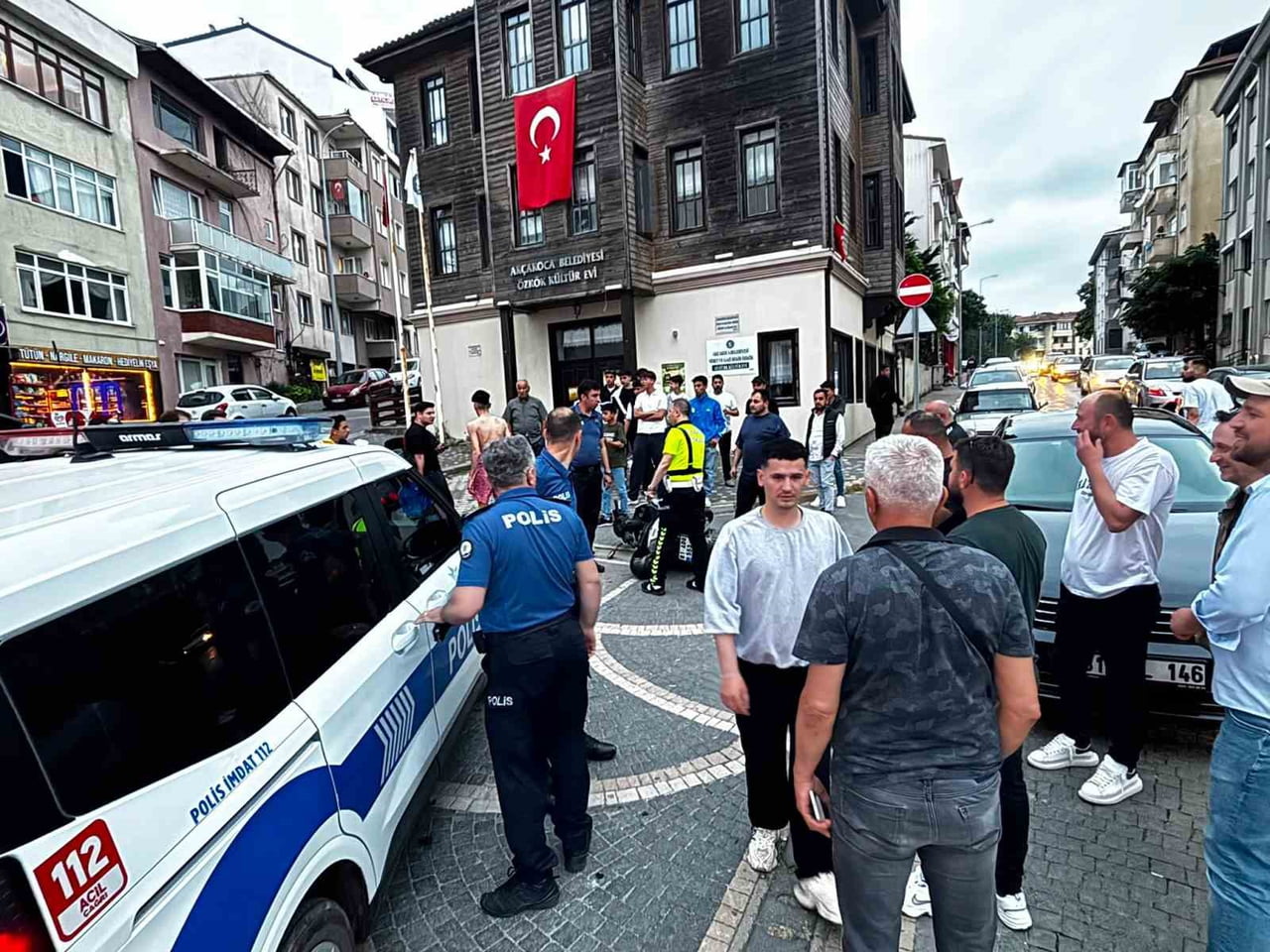 DÜZCE’NİN AKÇAKOCA İLÇESİNDE POLİSİN DUR İHTARINA UYMAYAN MOTOSİKLET SÜRÜCÜSÜ, ARAÇLARA VURUNCA...