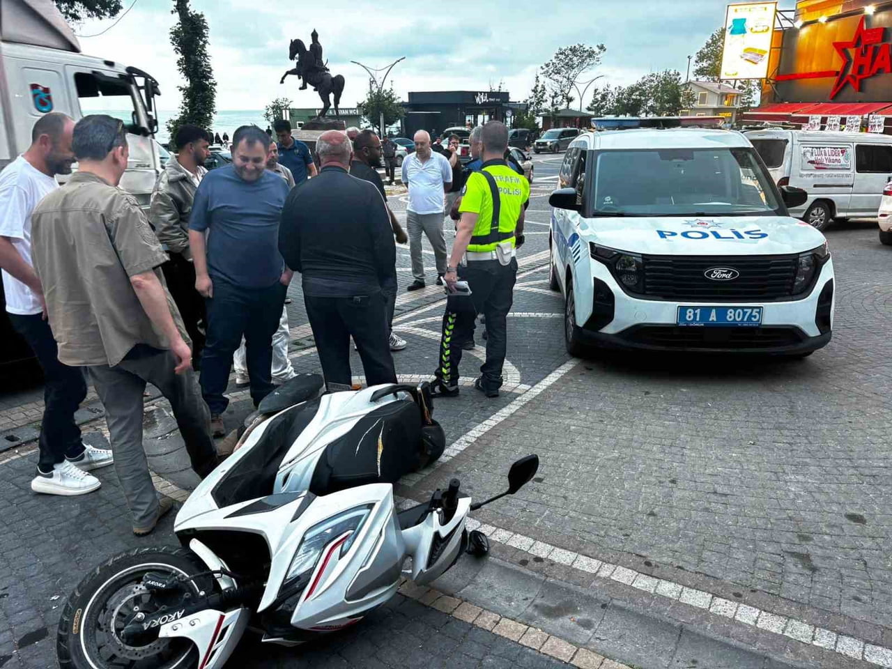 DÜZCE’NİN AKÇAKOCA İLÇESİNDE POLİSİN DUR İHTARINA UYMAYAN MOTOSİKLET SÜRÜCÜSÜ, ARAÇLARA VURUNCA...