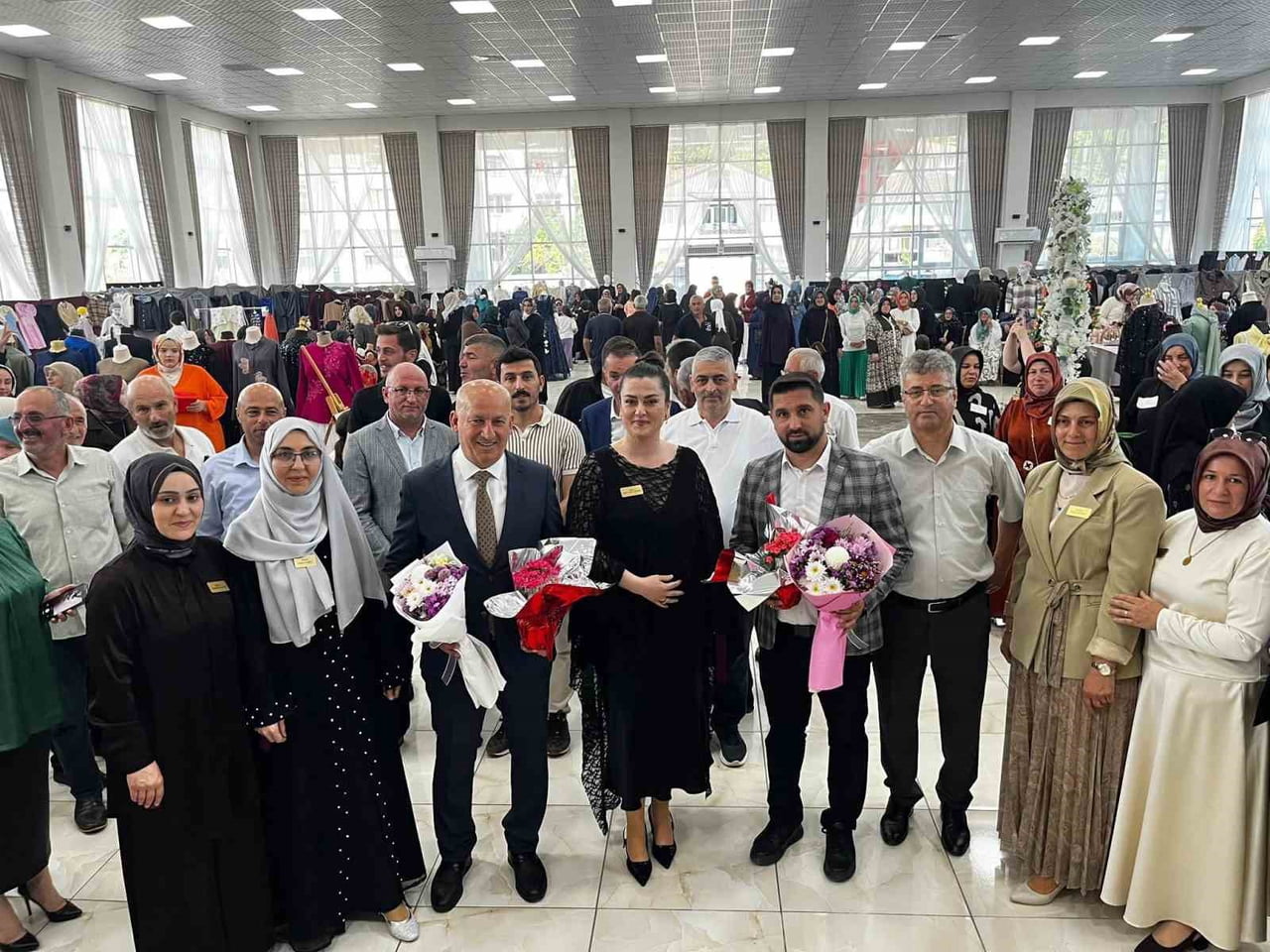 DÜZCE’NİN BOĞAZİÇİ BELDESİNDE GERÇEKLEŞTİRİLEN GİYİM ÜRETİM KURSLARI YIL SONU SERGİSİNDE...