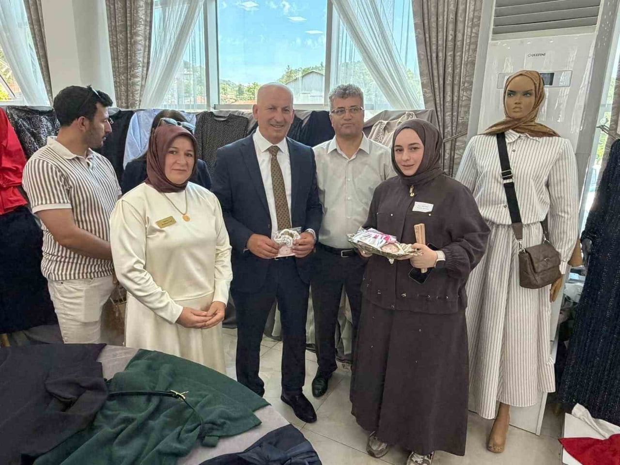 DÜZCE’NİN BOĞAZİÇİ BELDESİNDE GERÇEKLEŞTİRİLEN GİYİM ÜRETİM KURSLARI YIL SONU SERGİSİNDE...