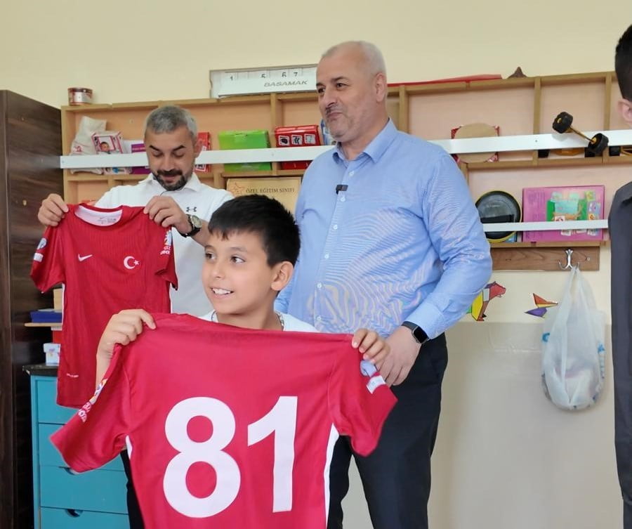 DÜZCE’NİN ÇİLİMLİ İLÇESİNDE, DAHA ÖNCE ÖZEL ÖĞRENCİLERLE BİR ARAYA GELDİĞİ KAHVALTI PROGRAMINDA...