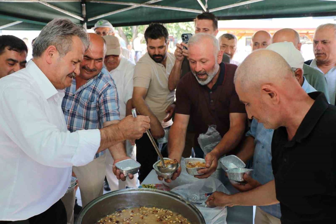 DÜZCE’NİN CUMAYERİ İLÇESİ BELEDİYE BAŞKANI MUSTAFA KOLOĞLU VE MHP İLÇE BAŞKANI YUNUS ŞEKER...