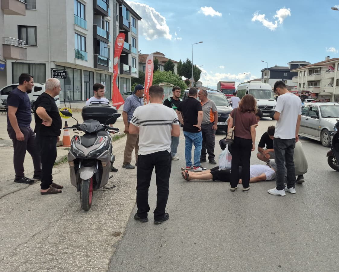 DÜZCE’NİN İSTANBUL CADDESİNDE MOTOSİKLET SÜRÜCÜSÜ OTOMOBİLE ÇARPMAMAK İÇİN FRENE BASINCA KAYARAK...