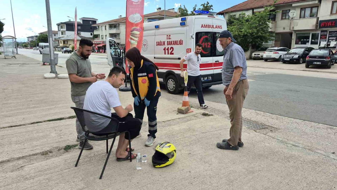 DÜZCE’NİN İSTANBUL CADDESİNDE MOTOSİKLET SÜRÜCÜSÜ OTOMOBİLE ÇARPMAMAK İÇİN FRENE BASINCA KAYARAK...
